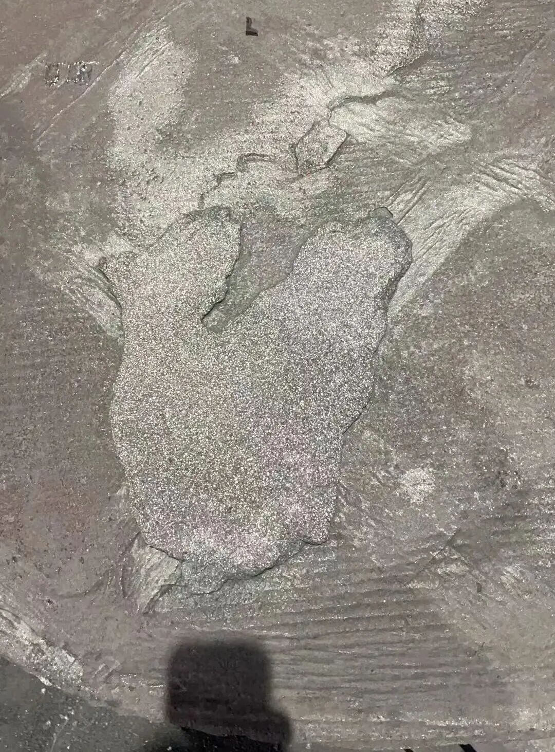 Zingasonjululwa njani iziphene ezifana namaqhakuva entlabathi kumphezulu wentsimbi engwevu eyenziwe ngentlaka yentlaka?